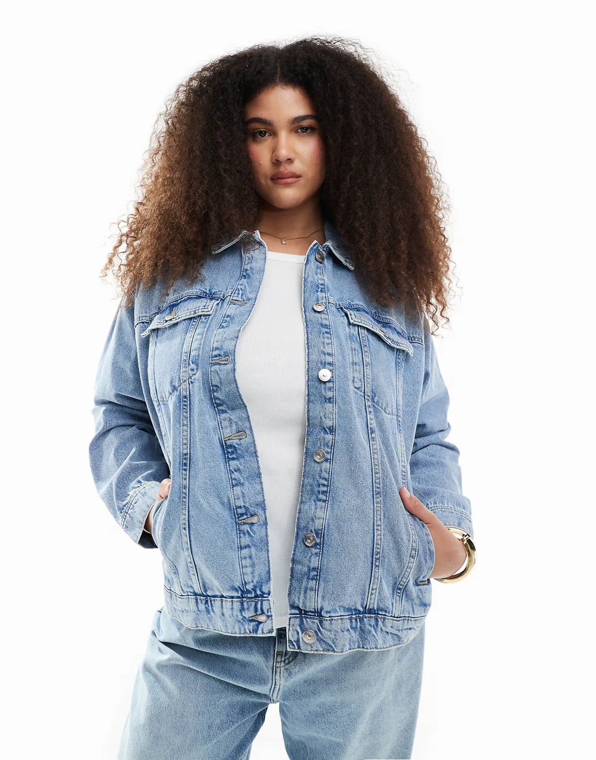– Jasnoniebieska kurtka jeansowa oversize