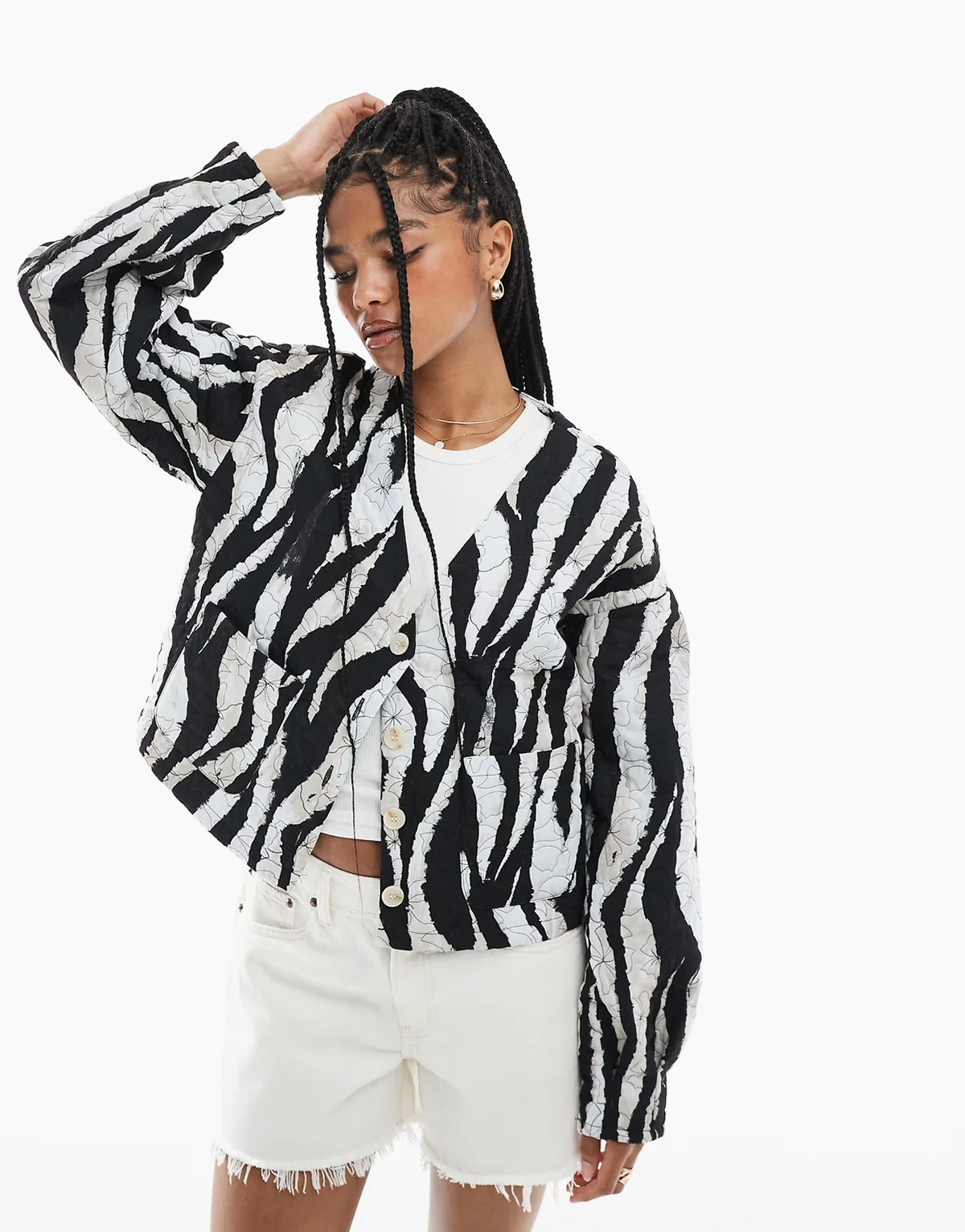 – Cropped-Steppjacke mit Zebramuster in Schwarz-Weiß