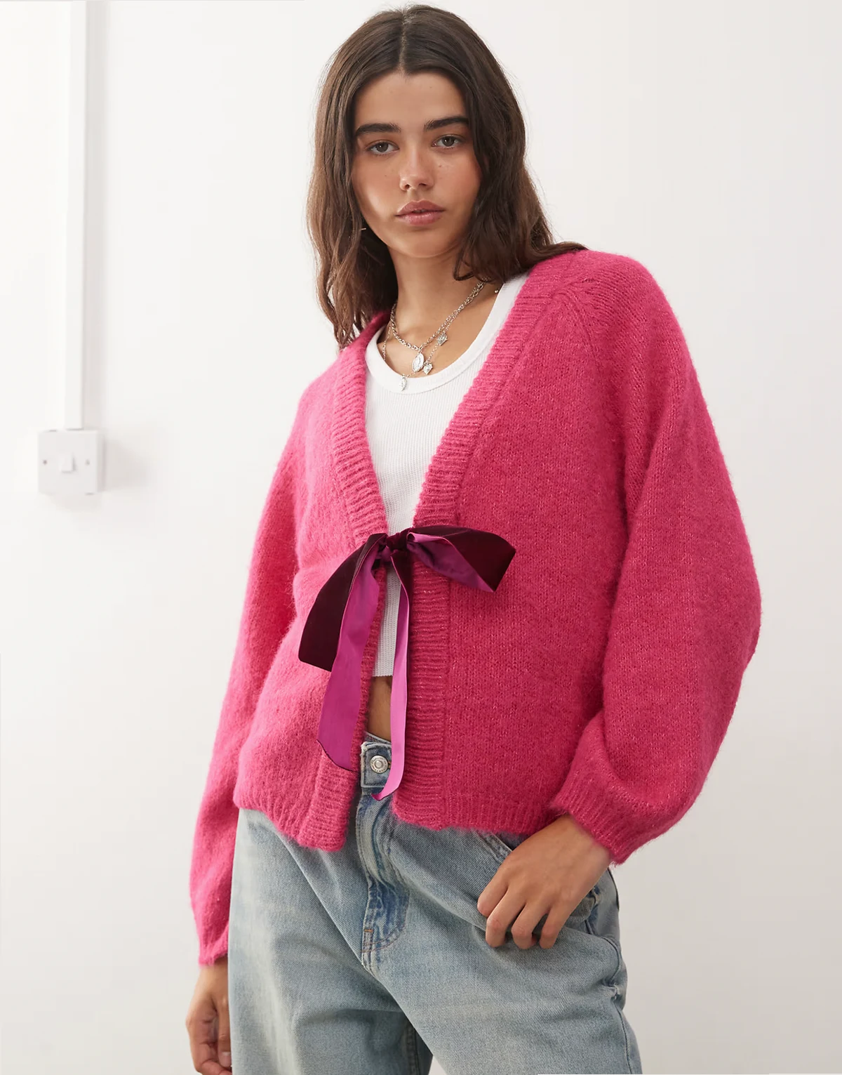 – Różowy, dwustronny kardigan z lekkiej dzianiny, z kokardą