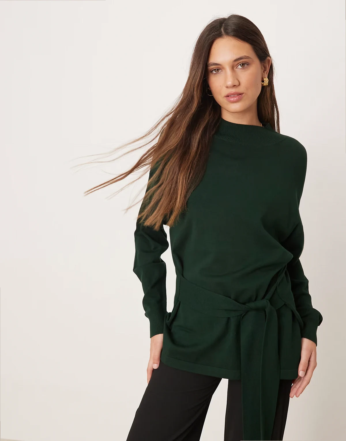 – Hochgeschlossener Strickpullover in Khaki mit Bindeband in der Taille