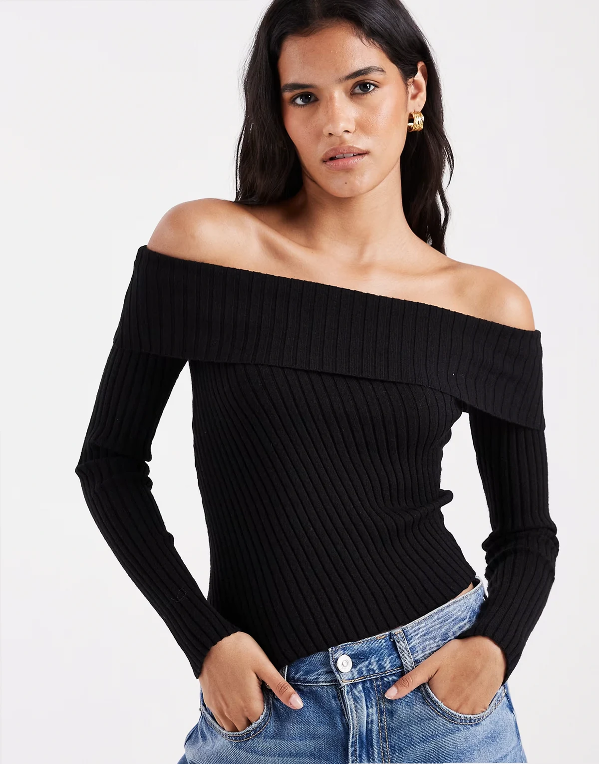 – Luxuriöser, schulterfreier Strickpullover in Schwarz