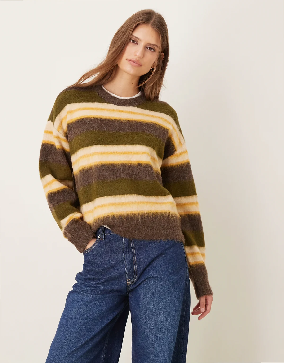 – Gestreifter Strickpullover in Braun