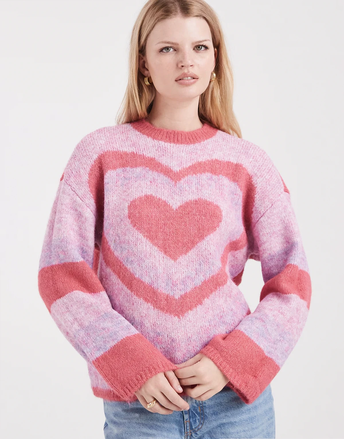 – Różowy sweter oversize we wzór w serca