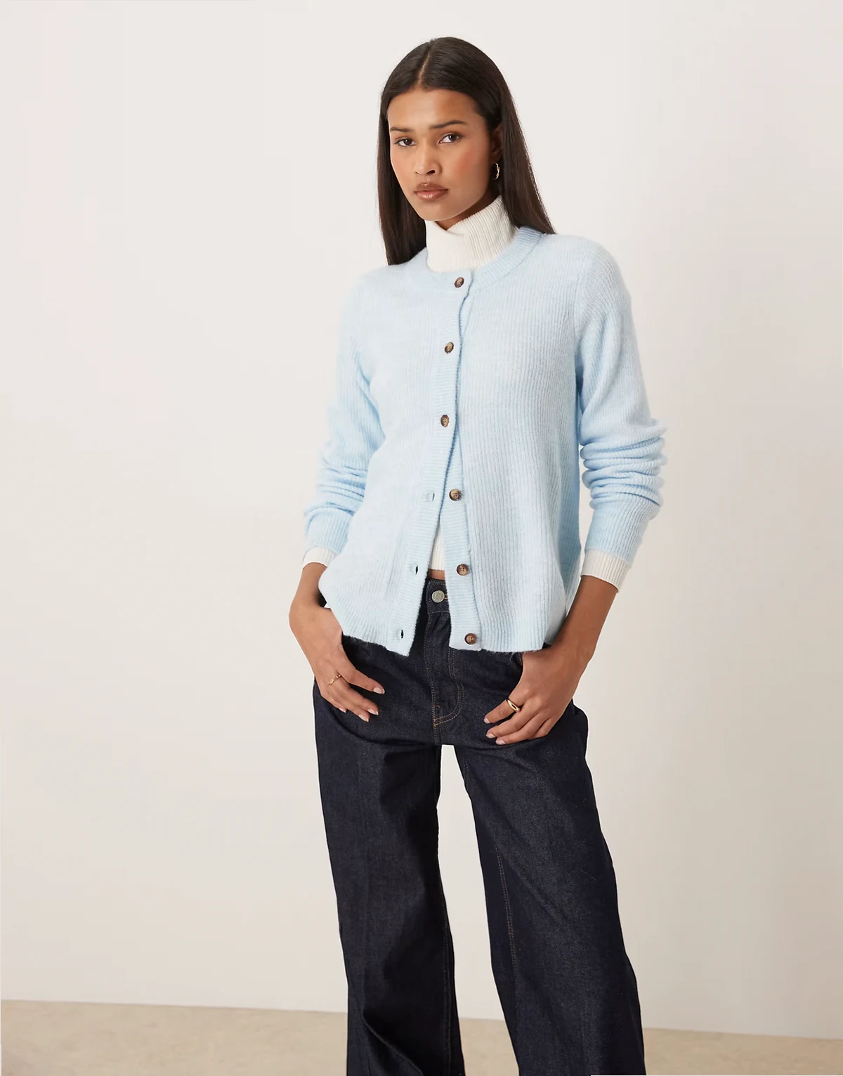 – Strickjacke in Hellblau meliert