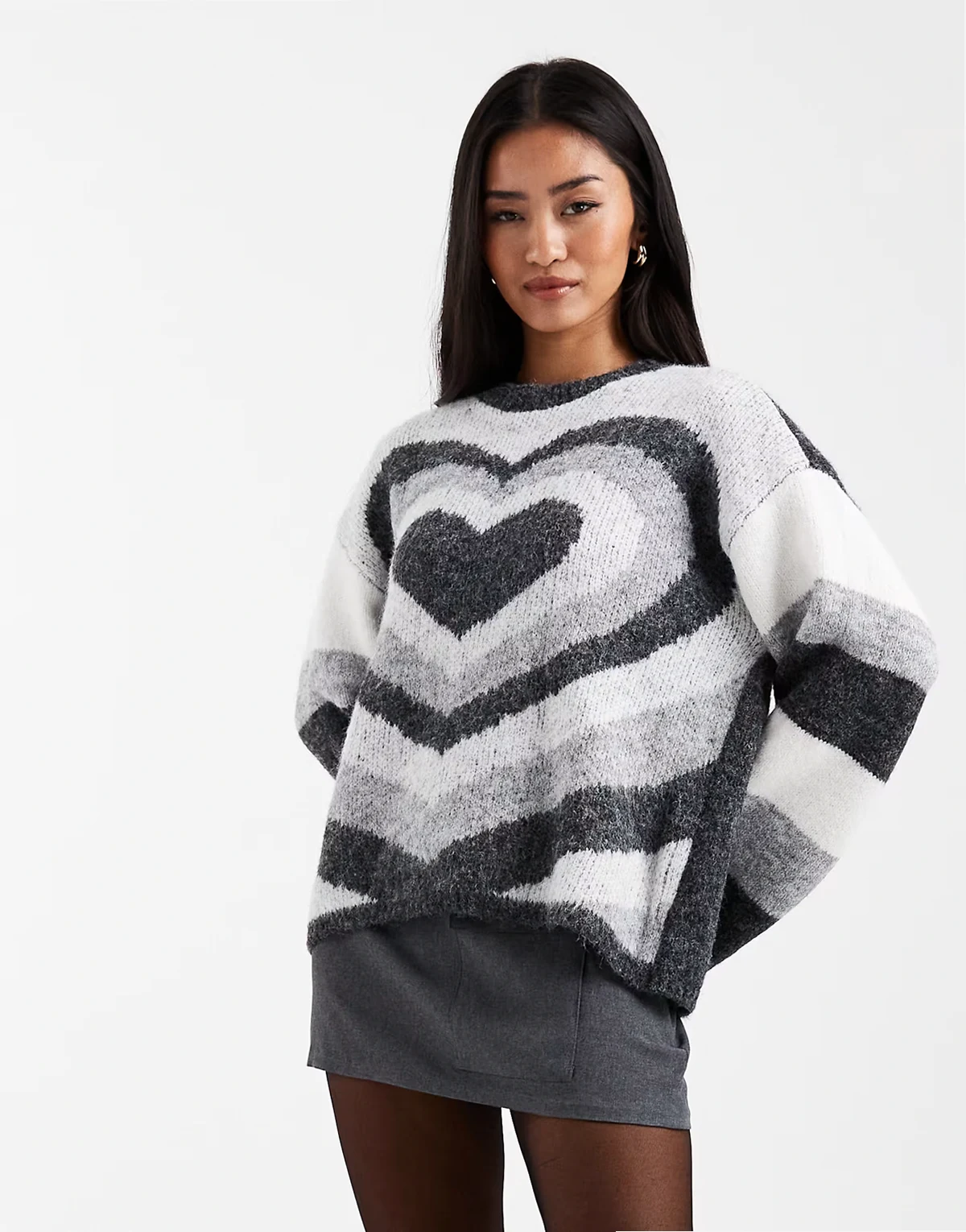 – Szaro-biały sweter oversize ze wzorem w serca