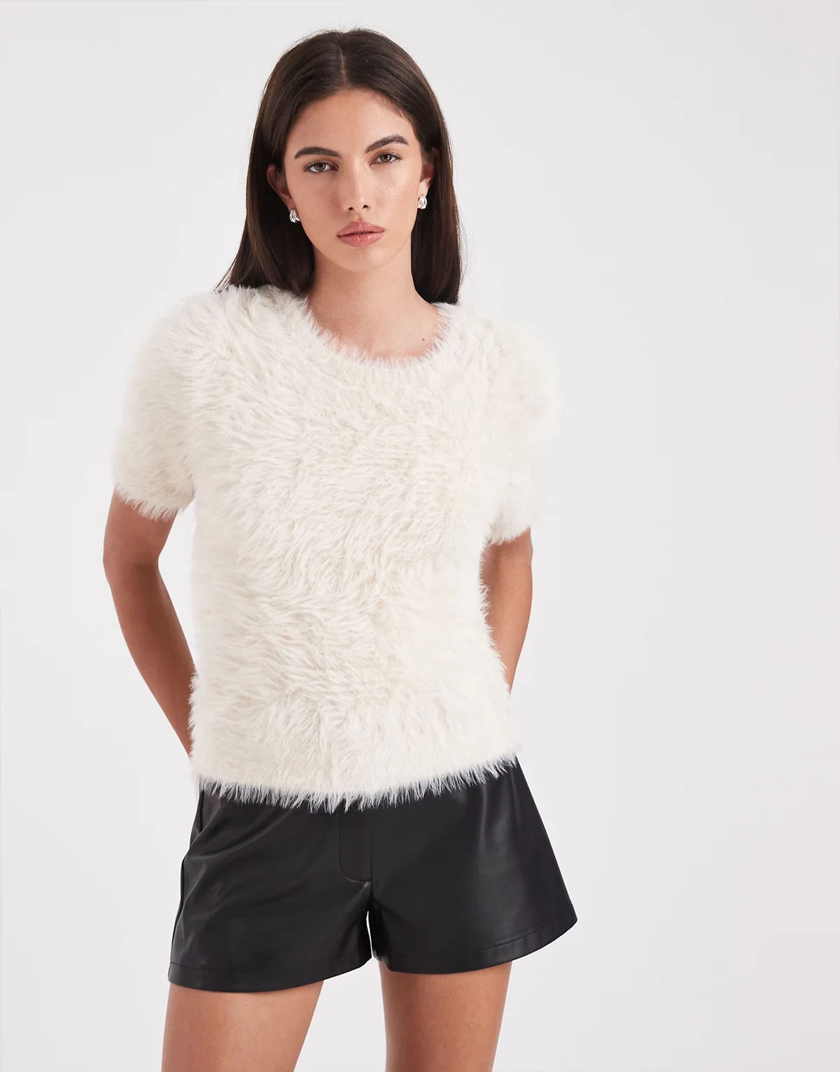 – Kurzärmliger Pullover aus flauschigem Strick in Creme