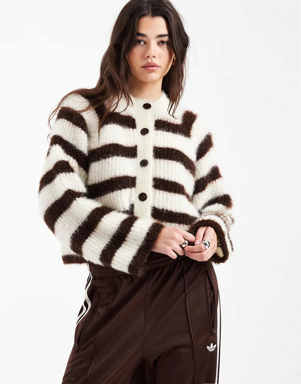 – Gestreifte Strickjacke aus flauschigem Grobstrick