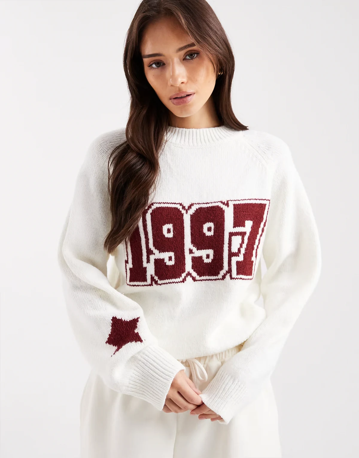 – Lounge-Strickpullover in Weiß mit „1997“-Print