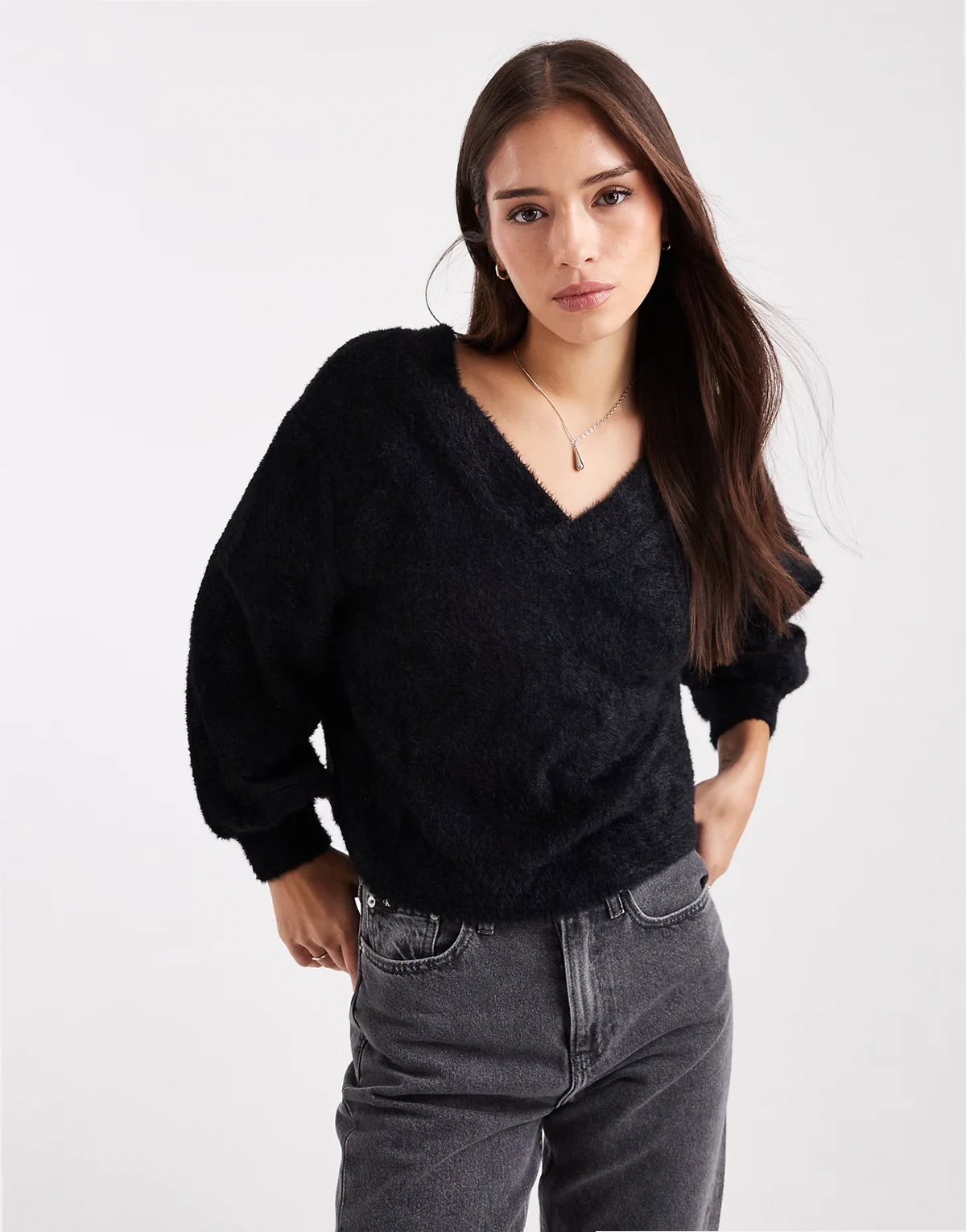 – Flauschiger, schulterfreier Pullover in Schwarz mit lockerem Schnitt