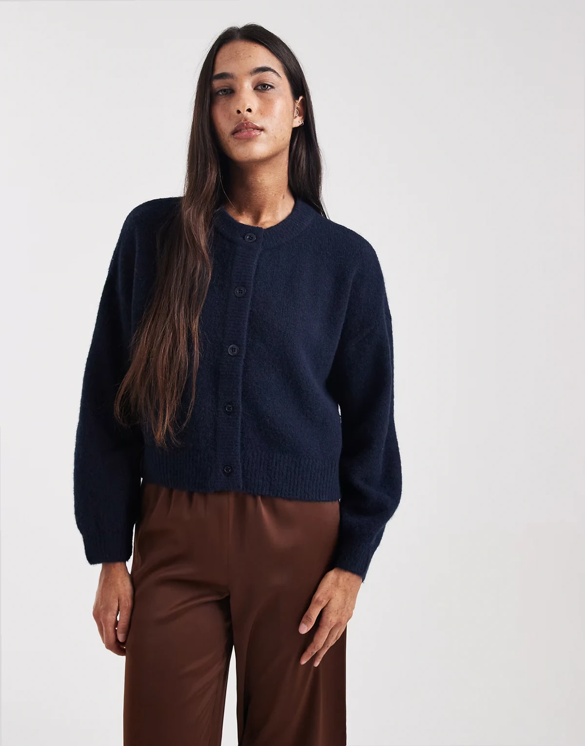– Strickjacke in Steeley Blue Wash mit Knopfleiste