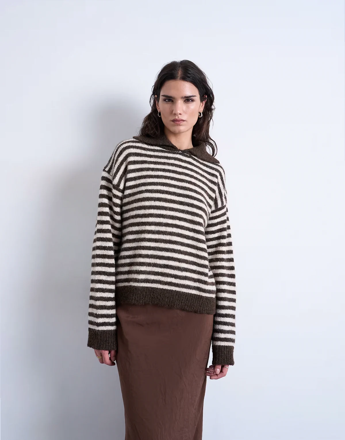 – Sweter oversize z kołnierzykiem w biało-czarne paski