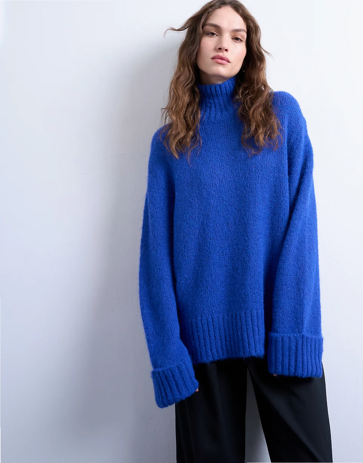 – Sweter oversize o wydłużonym fasonie z golfem