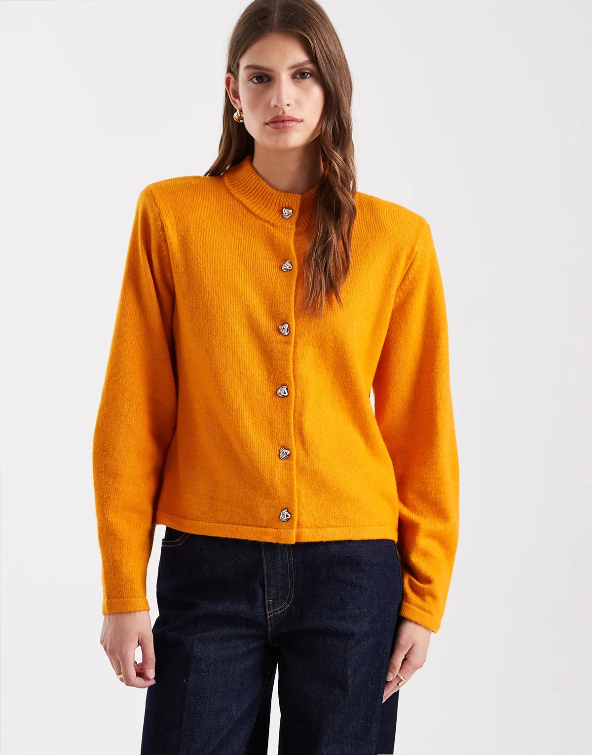 – Strickjacke in Wüstenorange mit Schulterpolstern und Metallknöpfen mit Schmelzdesign
