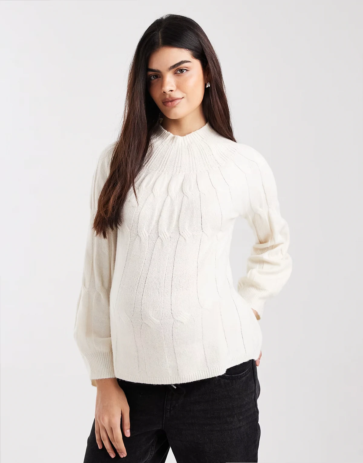 – Hochgeschlossener Grobstrickpullover in Cremeweiß mit Zopfmuster
