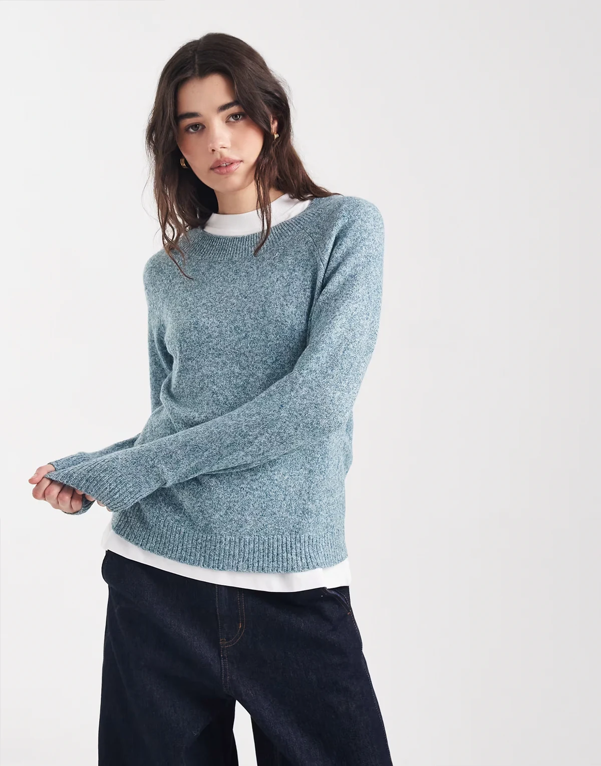 – Strickpullover in meliertem Petrol mit Rundhalsausschnitt