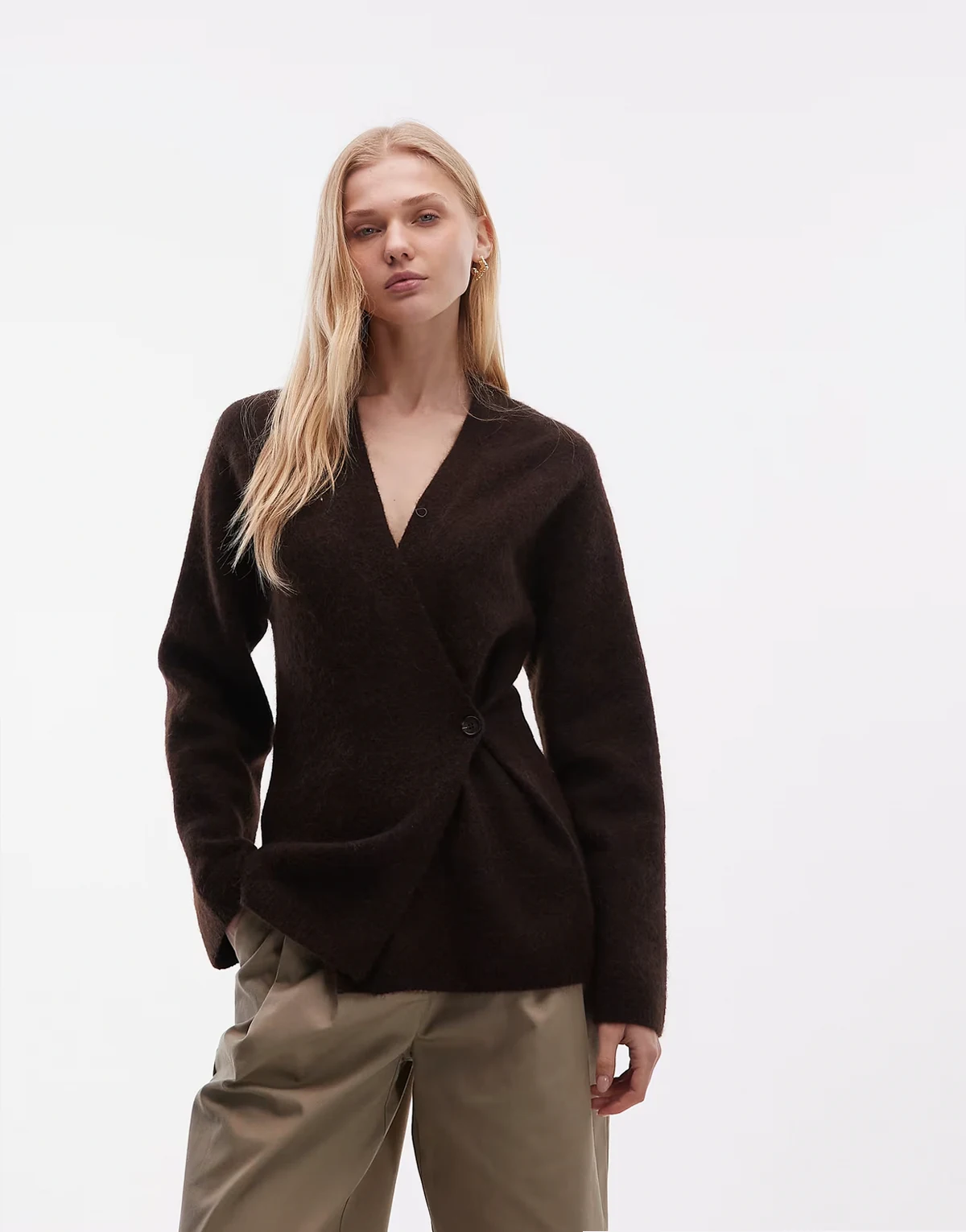 – Asymmetrische, weiche Strickjacke in Schokobraun mit geraffter Taille