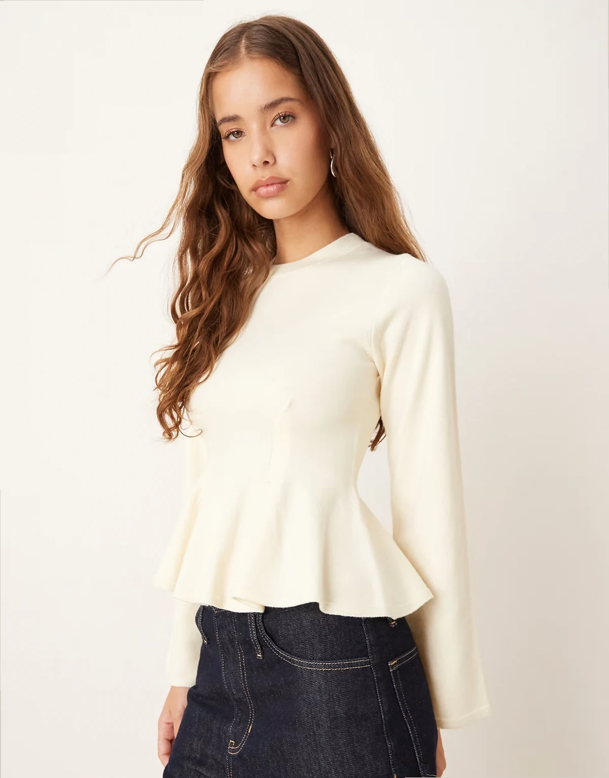 – Gestricktes Schößchenoberteil in Cremeweiß