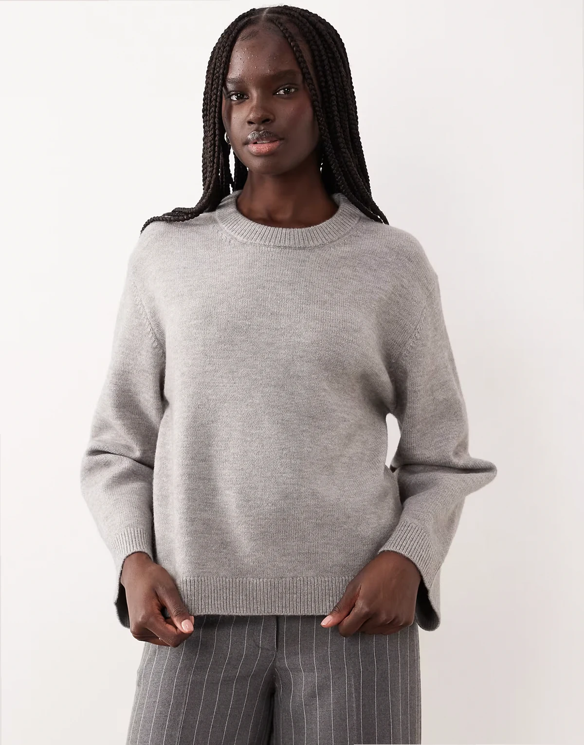 – Strickpullover in meliertem Hellgrau mit Rundhalsausschnitt und weiten Ärmeln, exklusiv bei ASOS