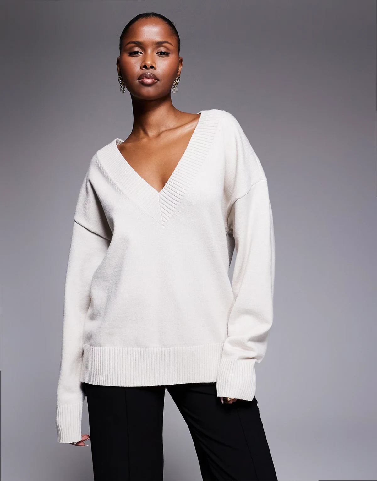 – Strickpullover in Creme mit tiefem V-Ausschnitt