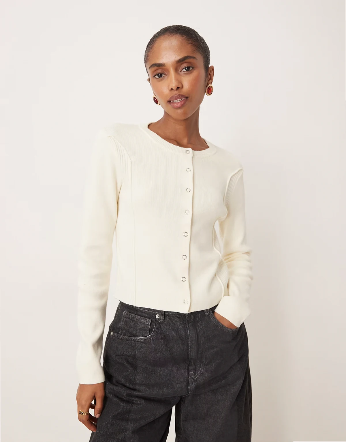 – Strickjacke aus Baumwollmix in Cremeweiß mit Ziernaht