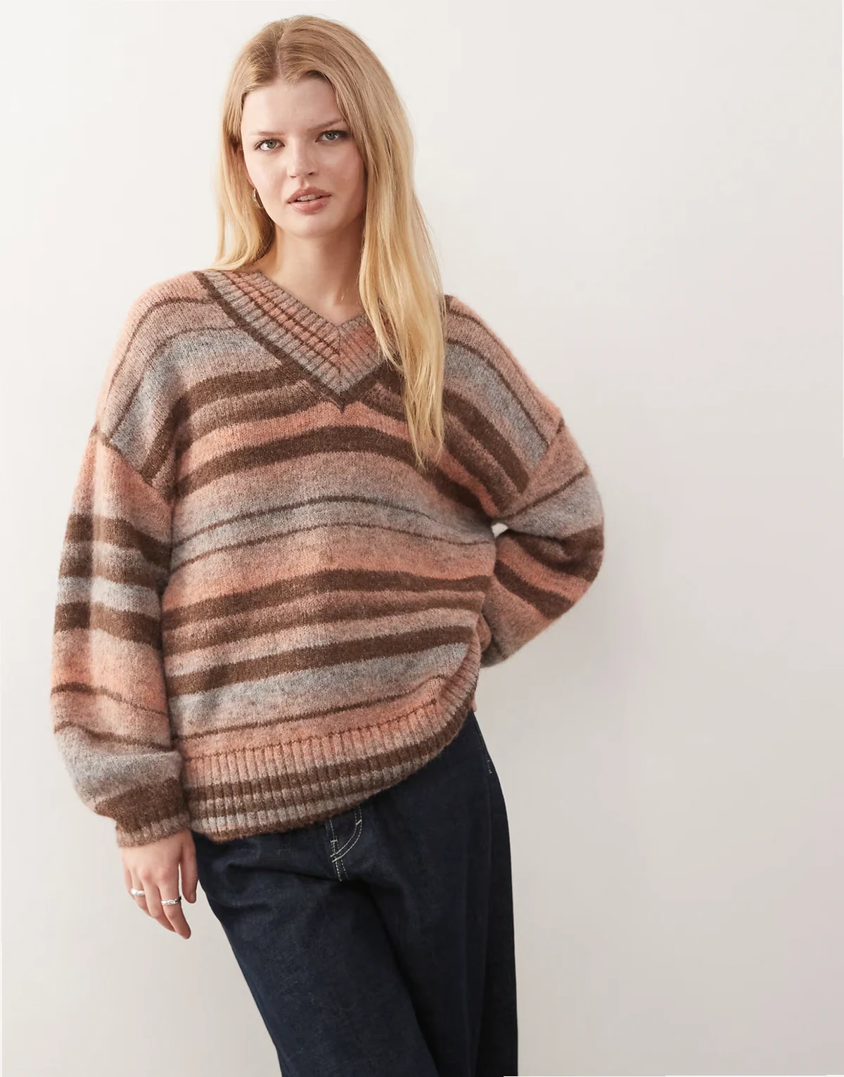 – Sweter oversize z dekoltem w szpic w brązowo-brzoskwiniowe paski