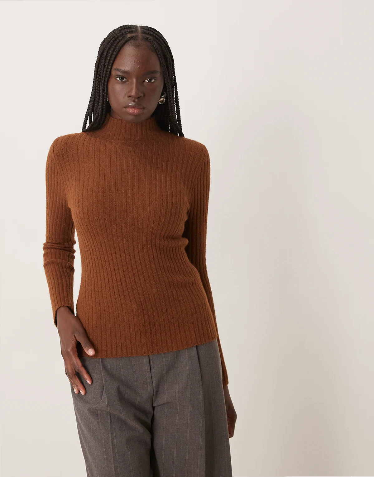 – Leichter, hochgeschlossener Strickpullover in Karamell