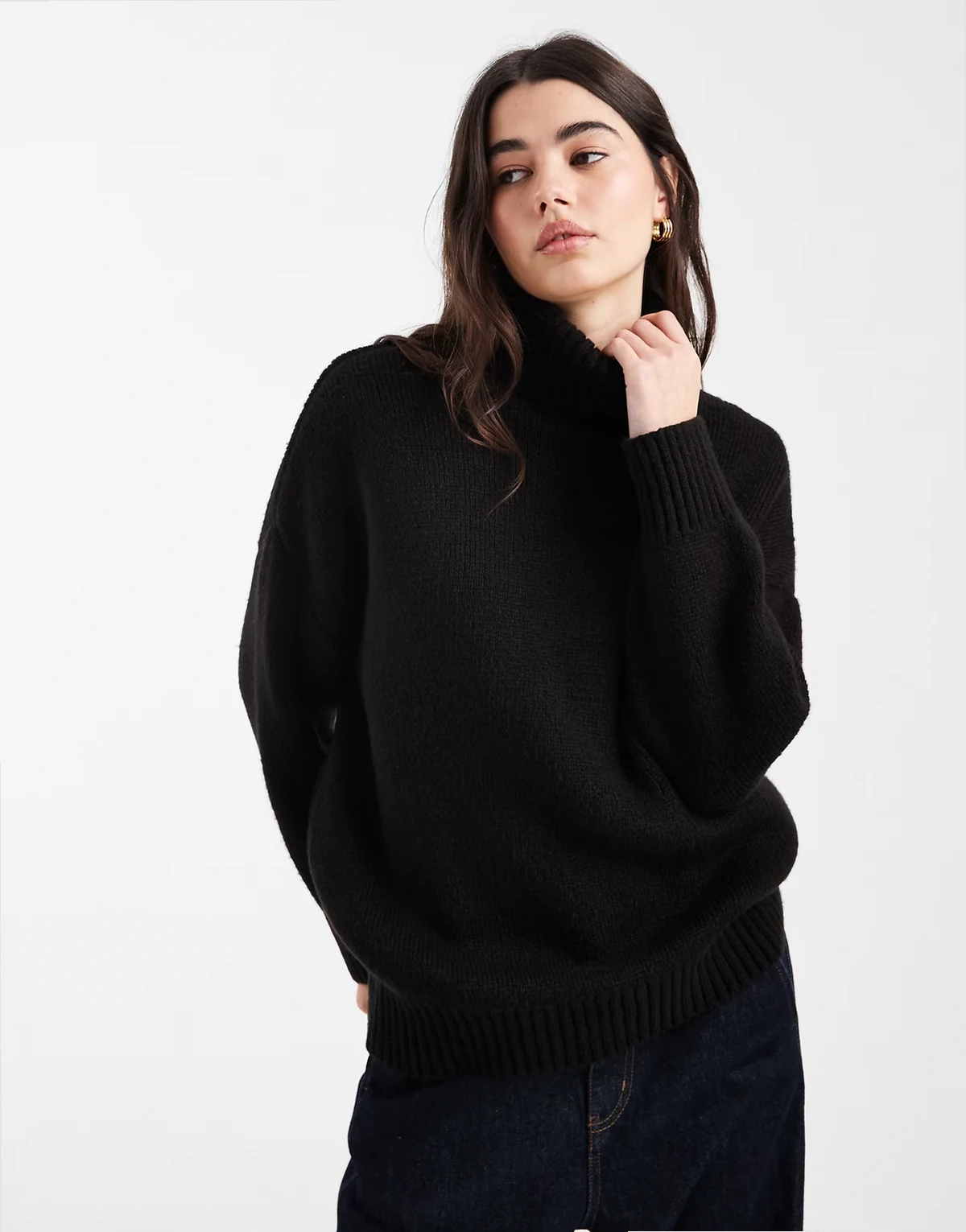 – Rollkragenpullover in Schwarz mit Saumschlitz