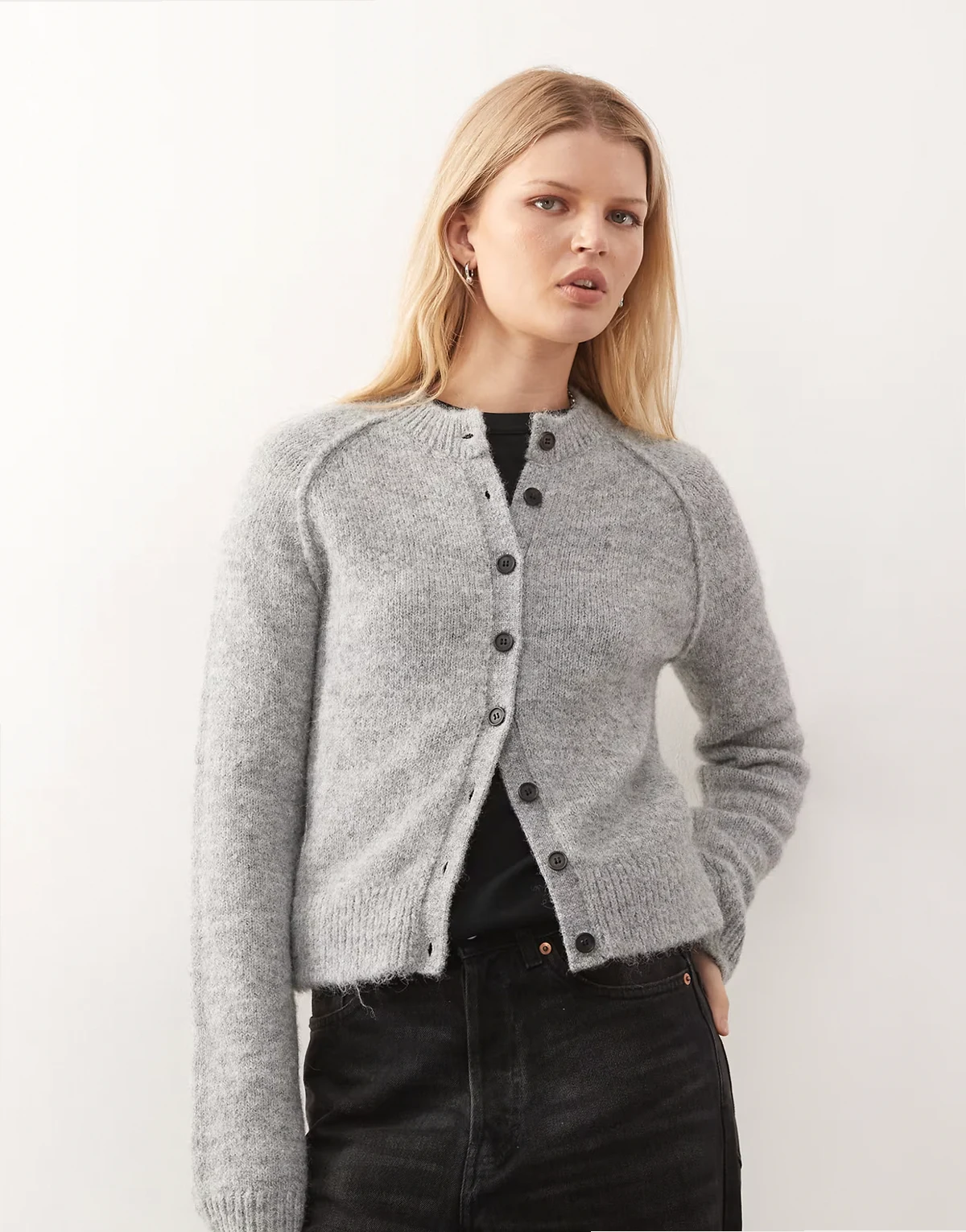 – Figurbetonte Wollmix-Strickjacke in Grau meliert