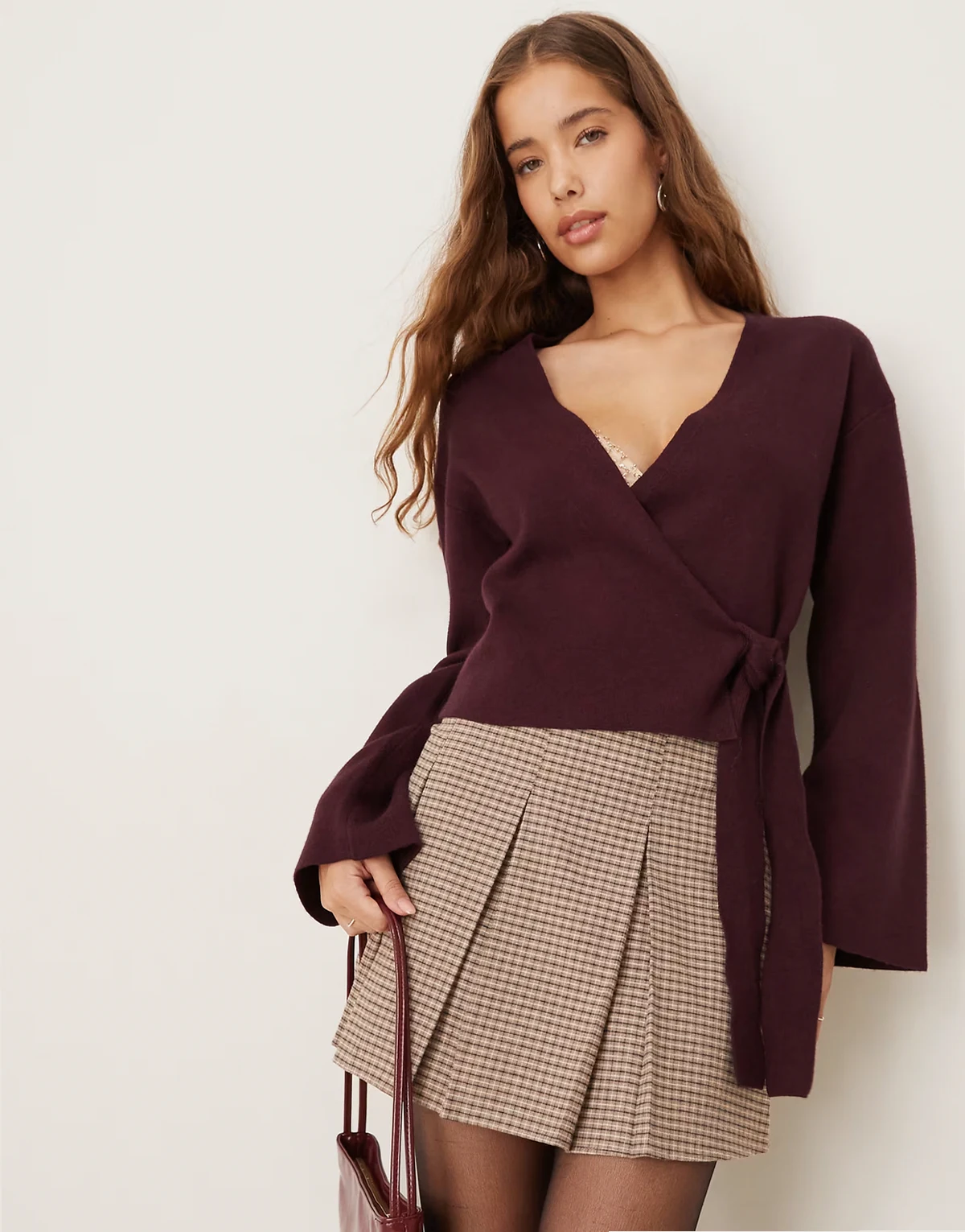 – Strickjacke in dunklem Burgunderrot mit V-Ausschnitt, Wickeldesign und weiten Ärmeln