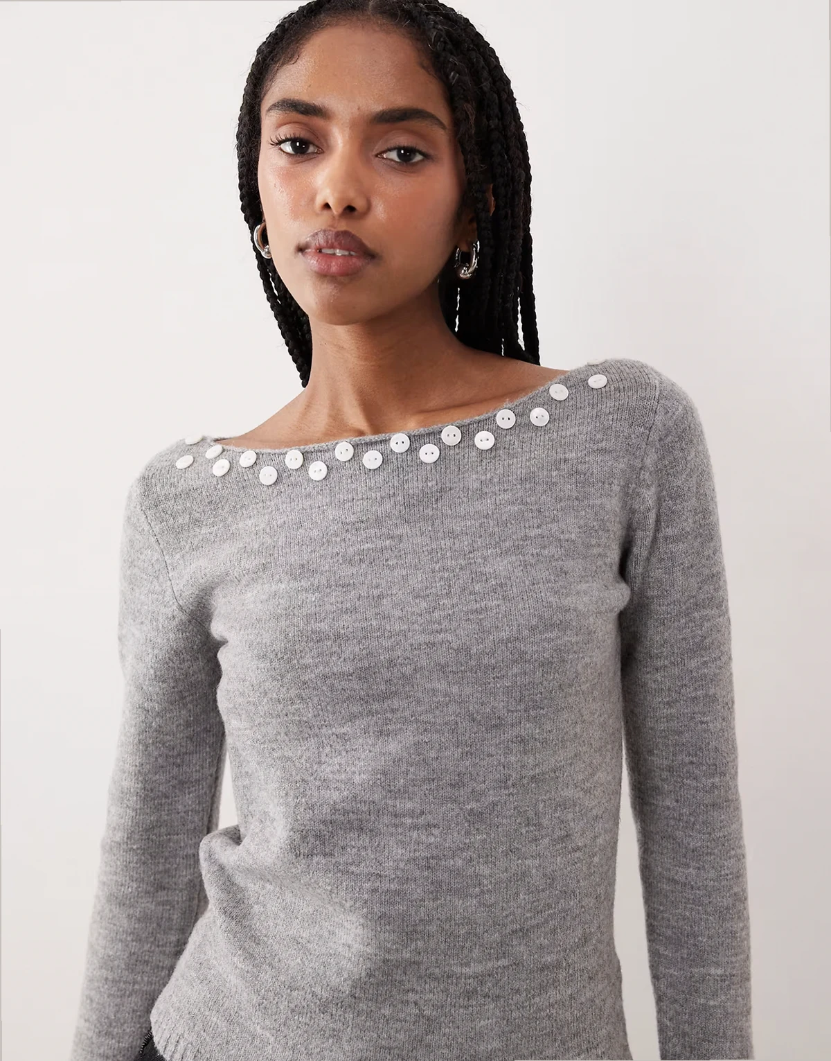 – Manahi – Pullover in Grau mit U-Boot-Ausschnitt und Perlendetail