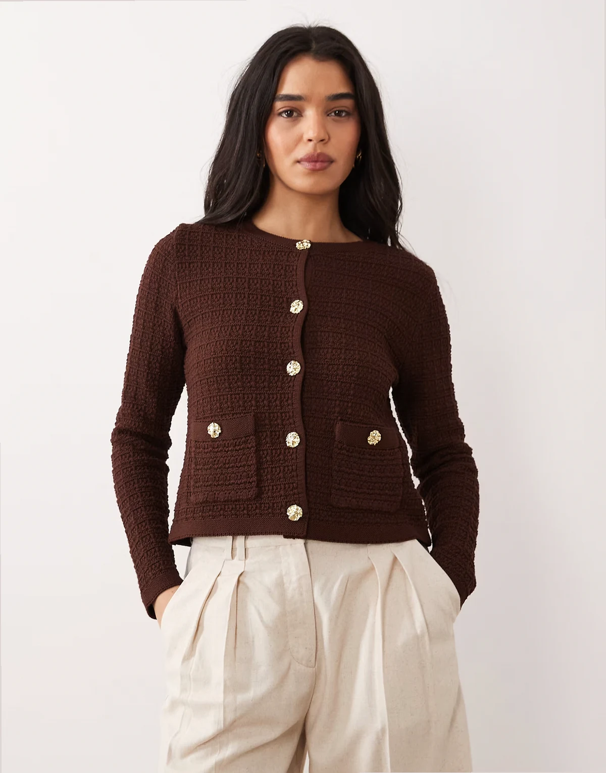 – Strukturierte Strickjacke in Schokobraun mit Knopfleiste