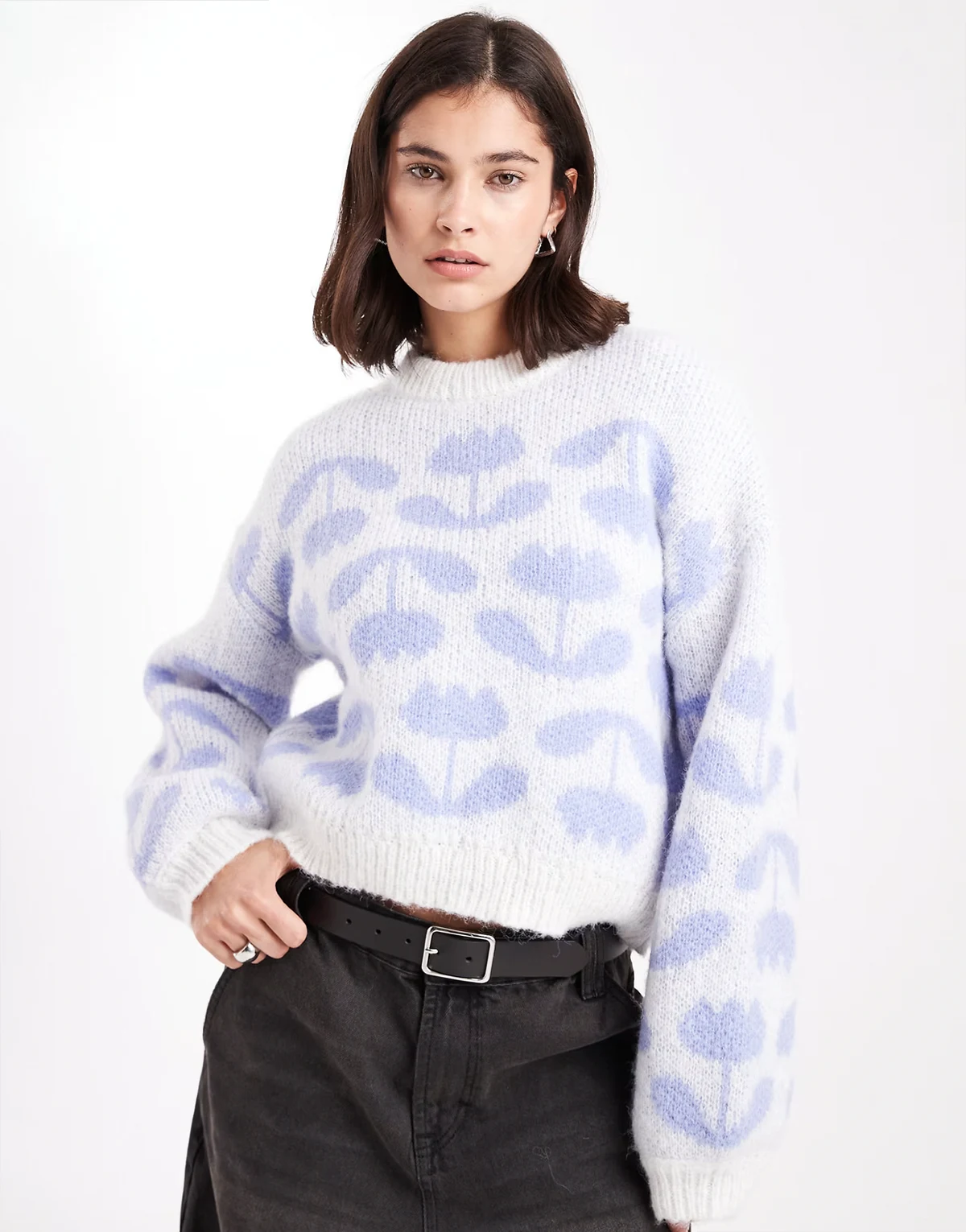 – Biało-lawendowy sweter z dzianiny w tulipany