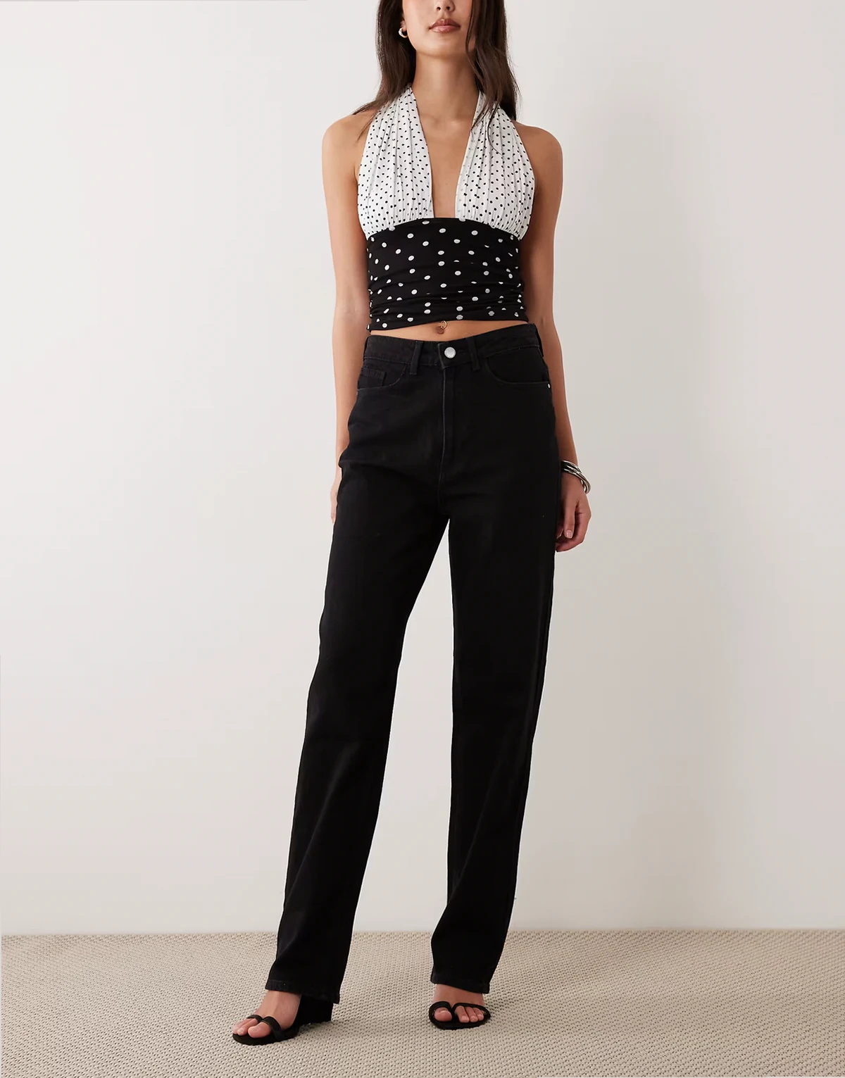 – Kelly – Czarne jeansy z szerokimi nogawkami i wysokim stanem