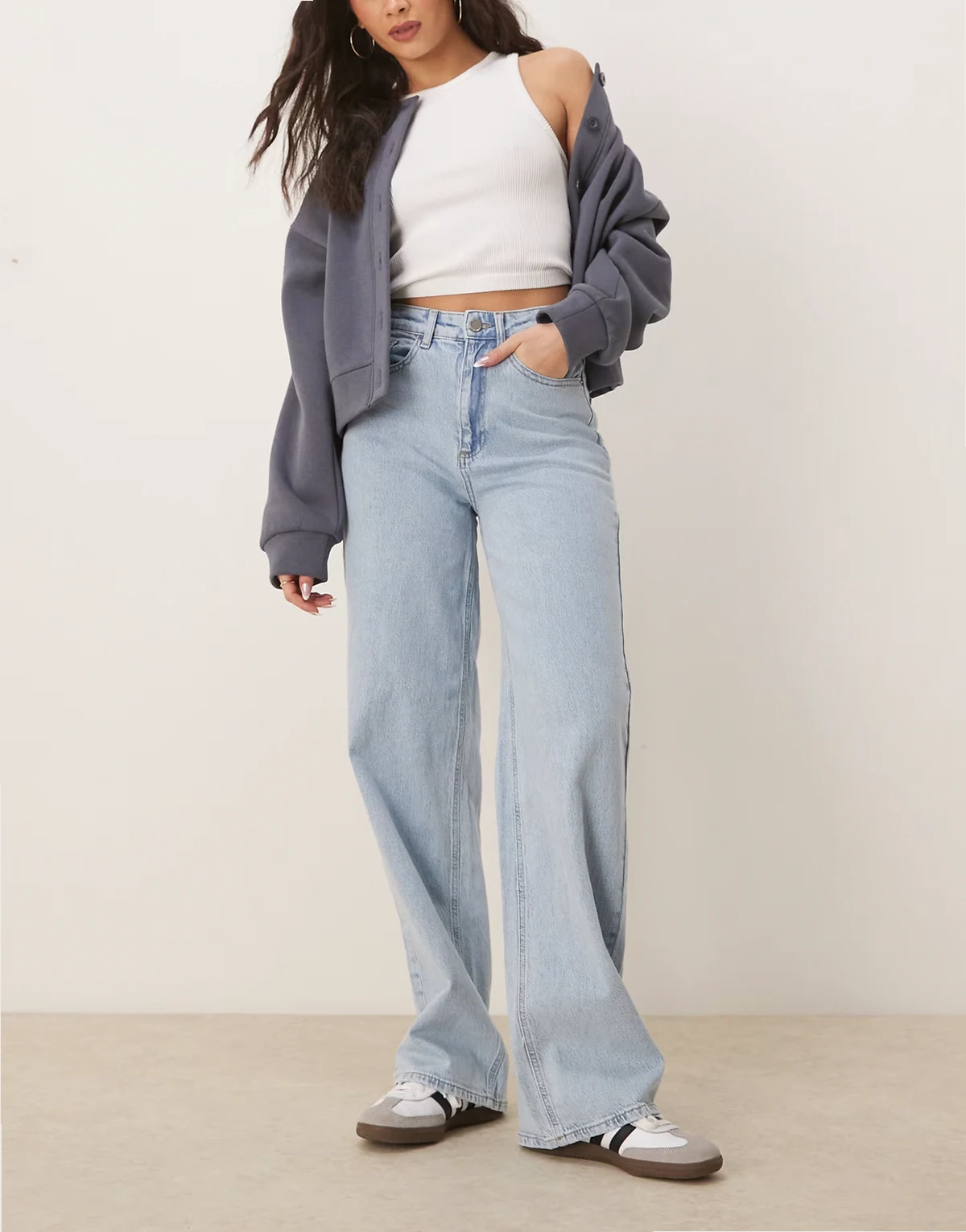 – Denim-Jeans in Hellblau mit hoher Taille und weitem Bein