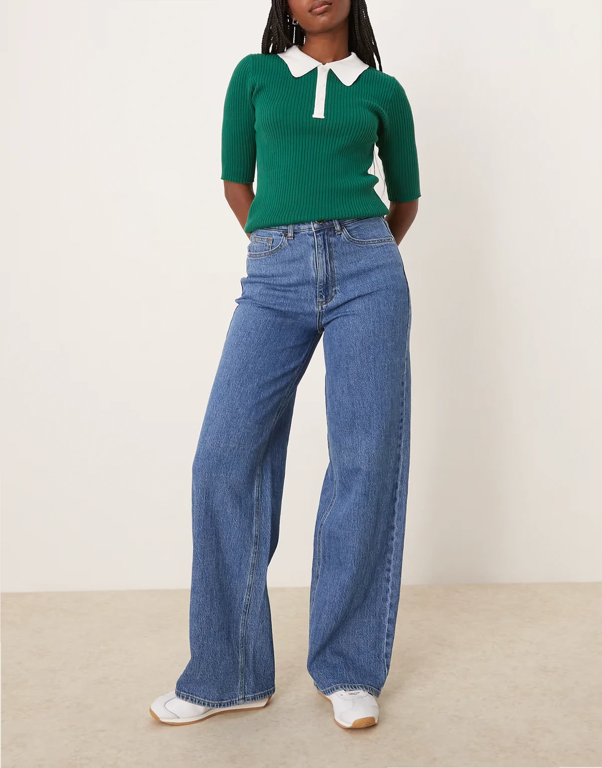 – Mittelblaue Denim-Jeans mit hoher Taille und weitem Bein