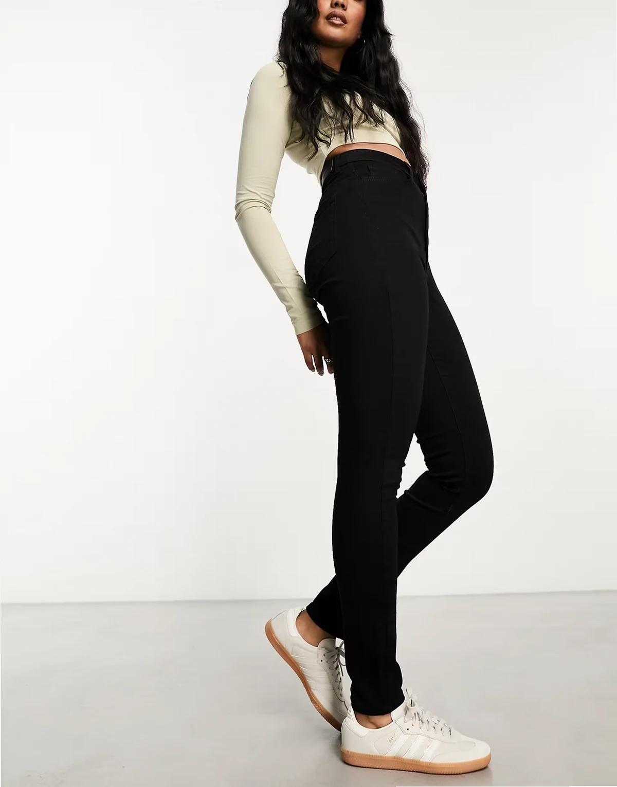 – Skinny-Jeans in Schwarz mit superhohem Bund