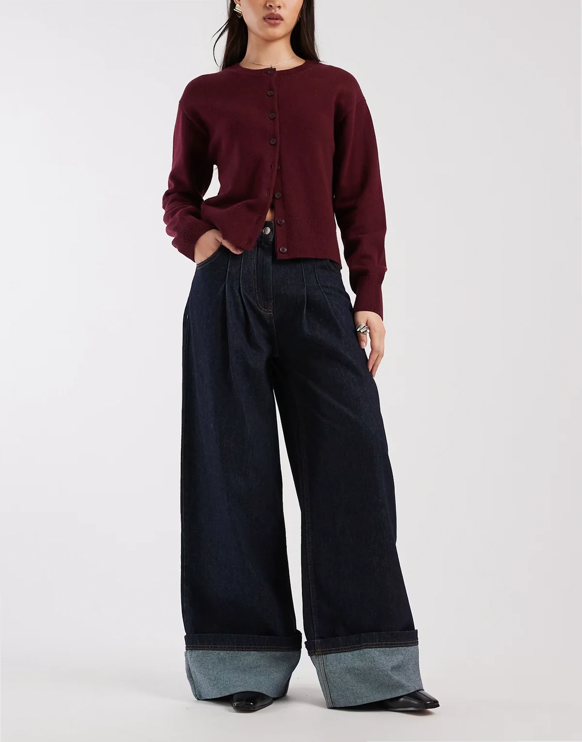– Gekrempelte Jeans in indigoblauer Rinse-Waschung mit Bundfalten