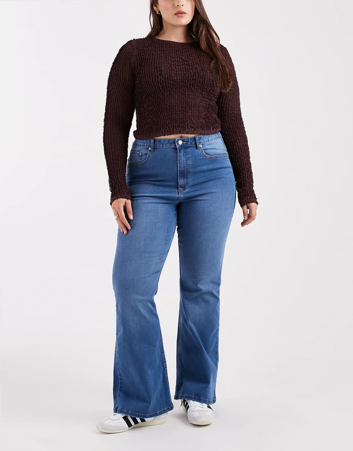 ASOS DESIGN Curve – Ciemnoniebieskie bardzo elastyczne modelujące jeansy z rozszerzanymi nogawkami