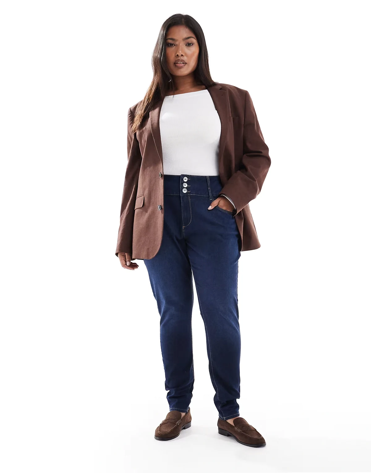 – Niebieskie jeansy o obcisłym kroju z podwyższonym stanem