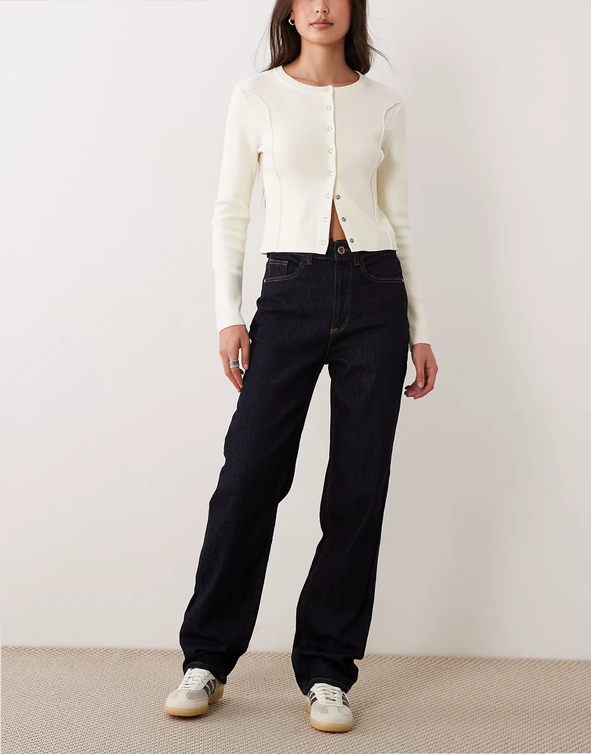 – Kelly – Jeansy z prostymi nogawkami i wysokim stanem w kolorze ciemnego indygo