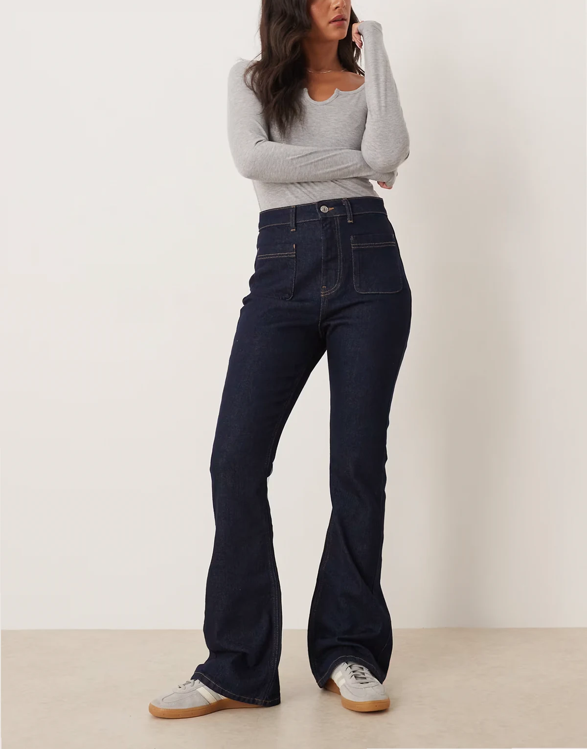 – Ausgestellte Jeans mit Comfort Stretch und extrem hohem Bund in Indigoblau