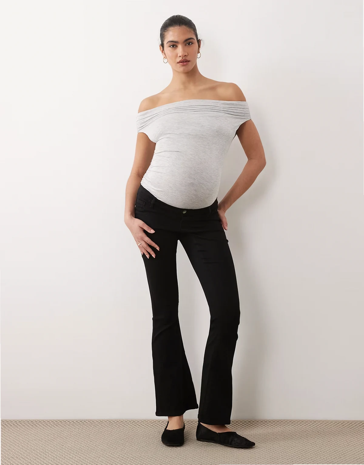 – Ausgestellte Push-up-Umstandsjeans in Schwarz