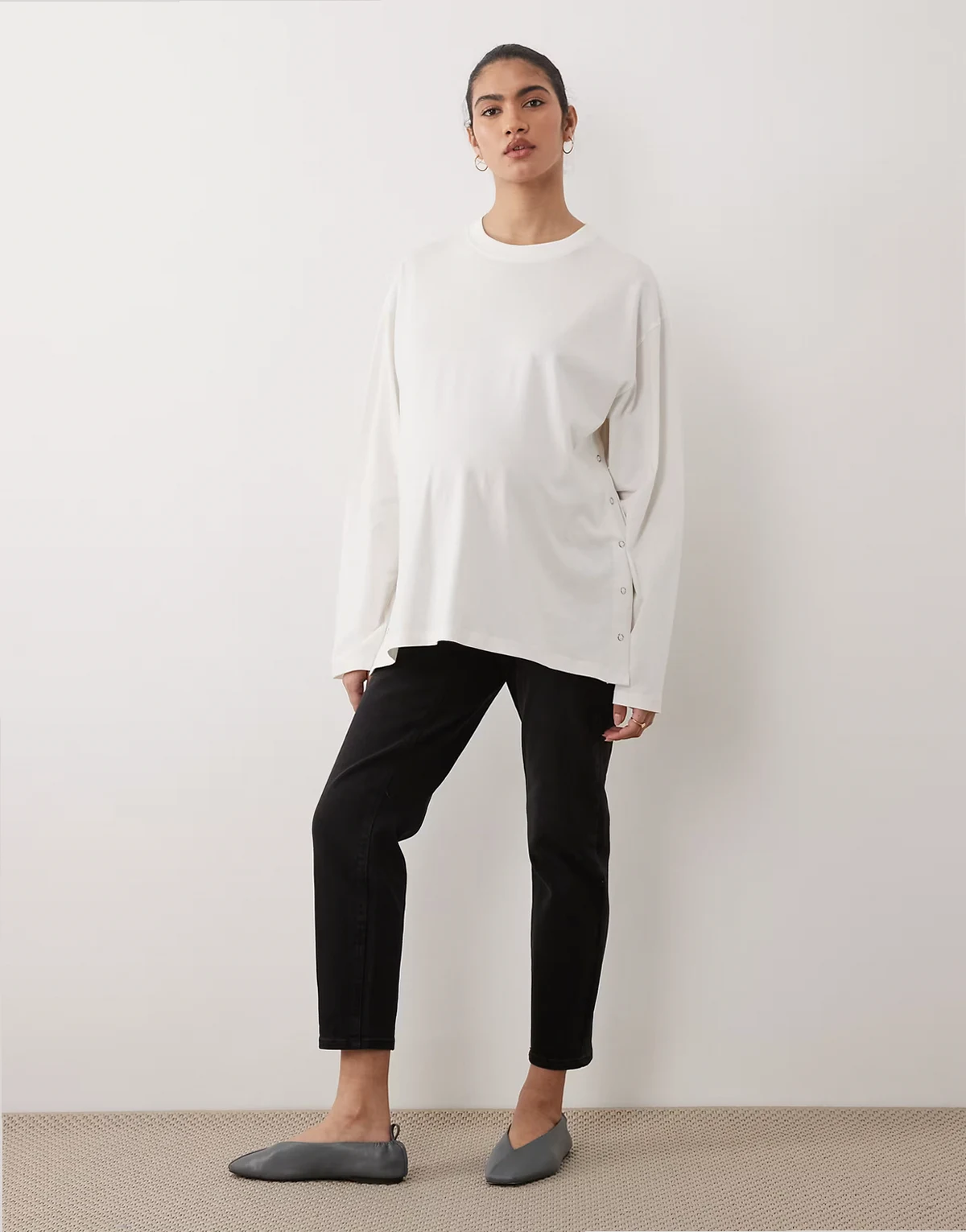 – Mom-Jeans in verwaschenem Schwarz mit hohem Bund