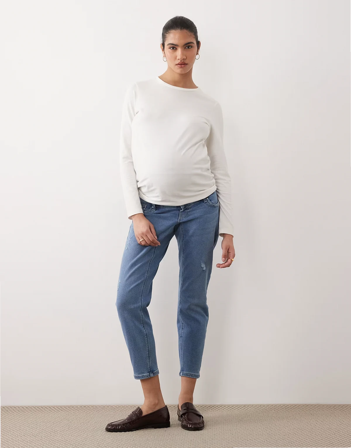 – Umstandsmode – Mom-Jeans in ausgeblichenem Hellblau mit hohem Bund