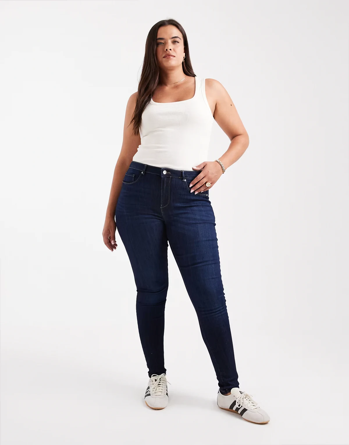 – Ciemnoniebieskie jeansy push up o obcisłym kroju