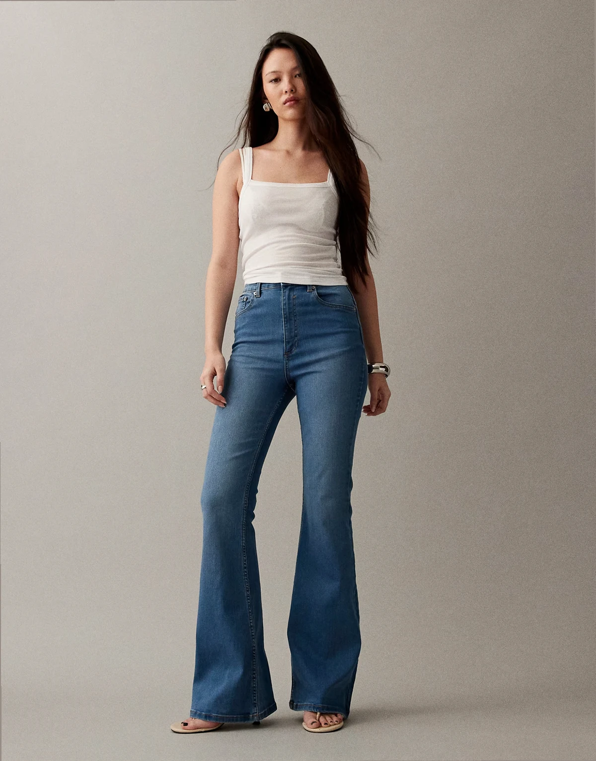 – Figurformende Jeans in Mittelblau mit ausgestelltem Bein und Powerstretch
