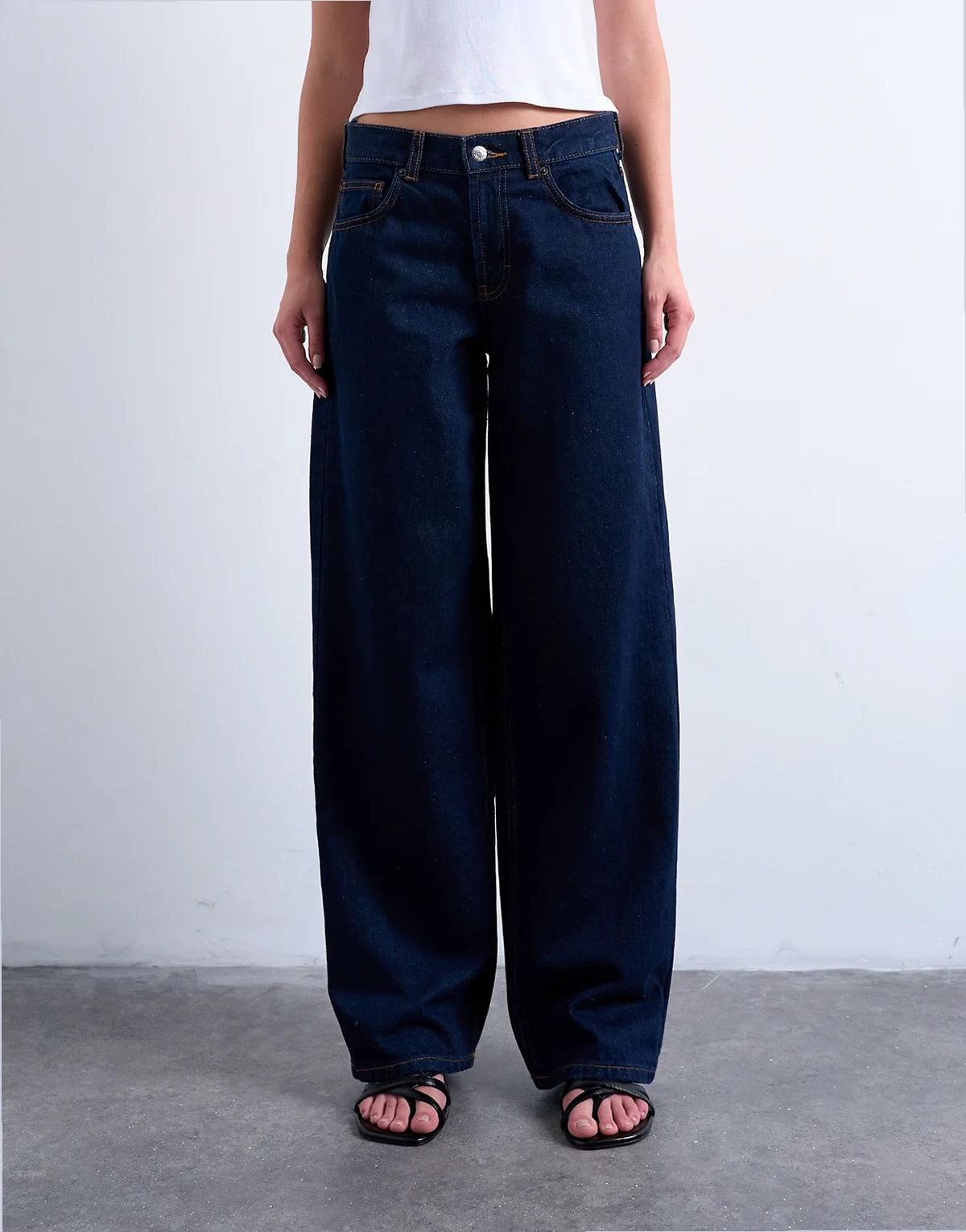 – Locker geschnittene Jeans in indigoblauer Raw-Waschung mit niedrigem Bund und Schnallenriemen