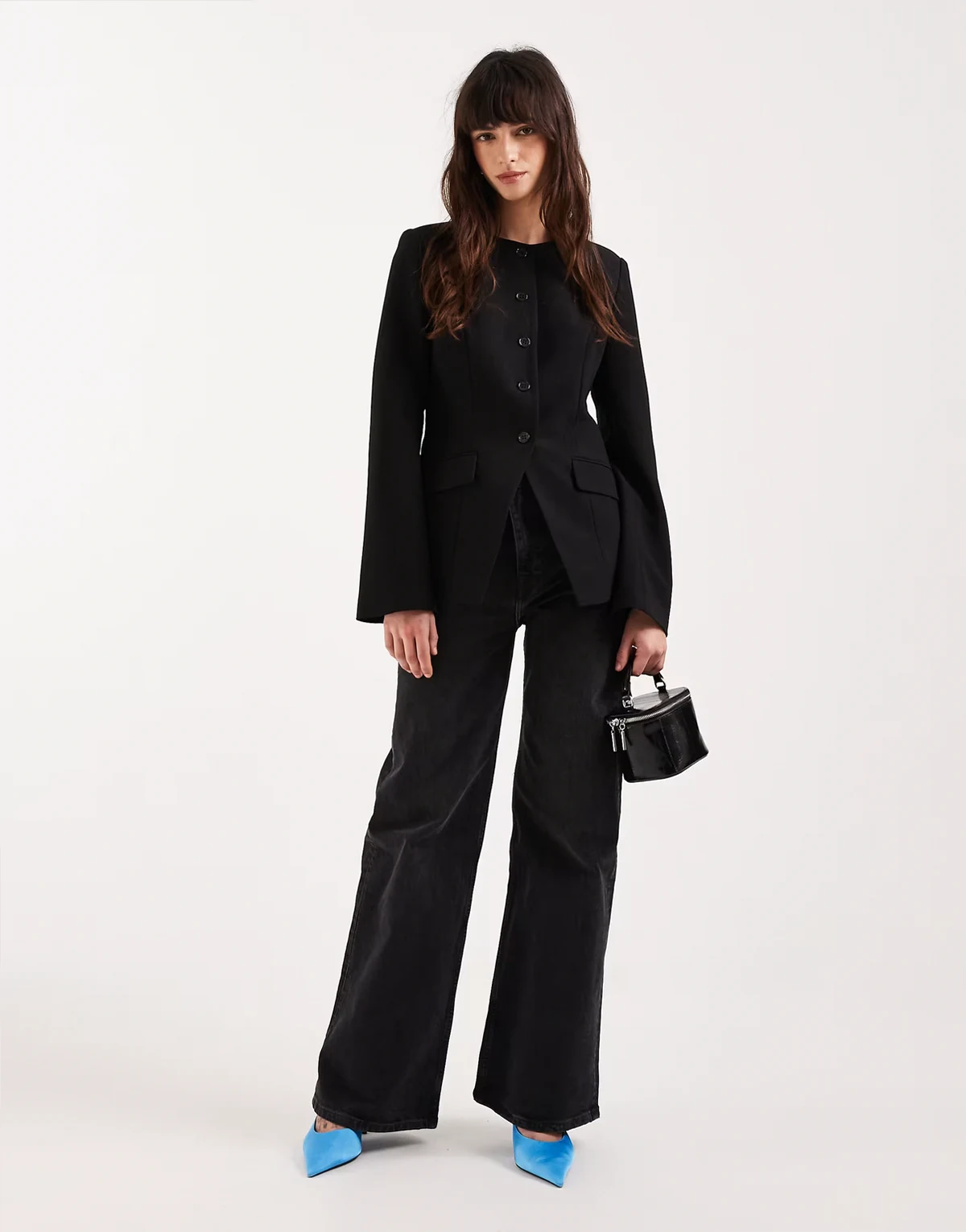 – Jeans in schwarzer Waschung mit mittelhohem Bund und weitem Bein