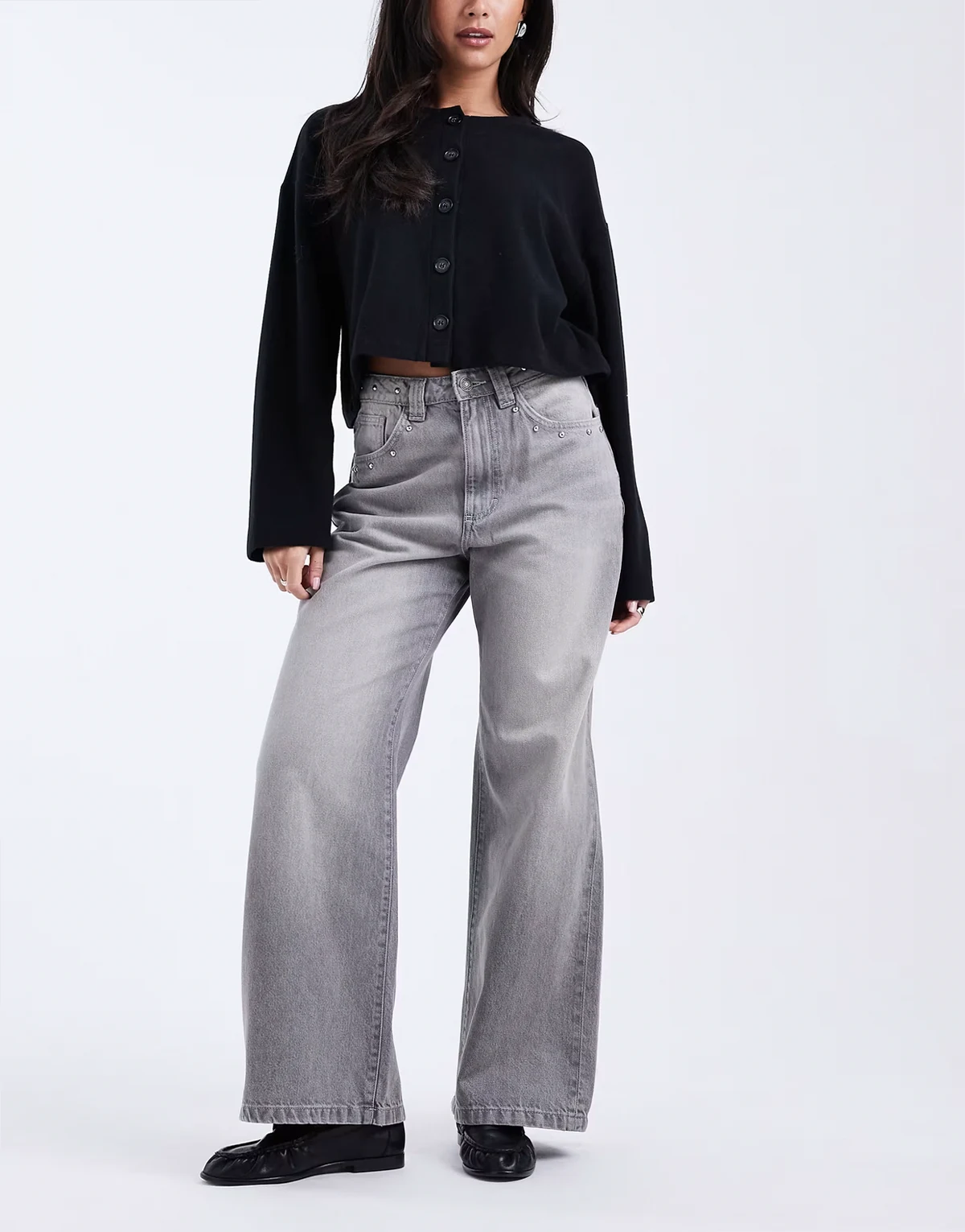 – Superweite Jeans in grauer Waschung mit Nietenbesatz und niedrigem Bund