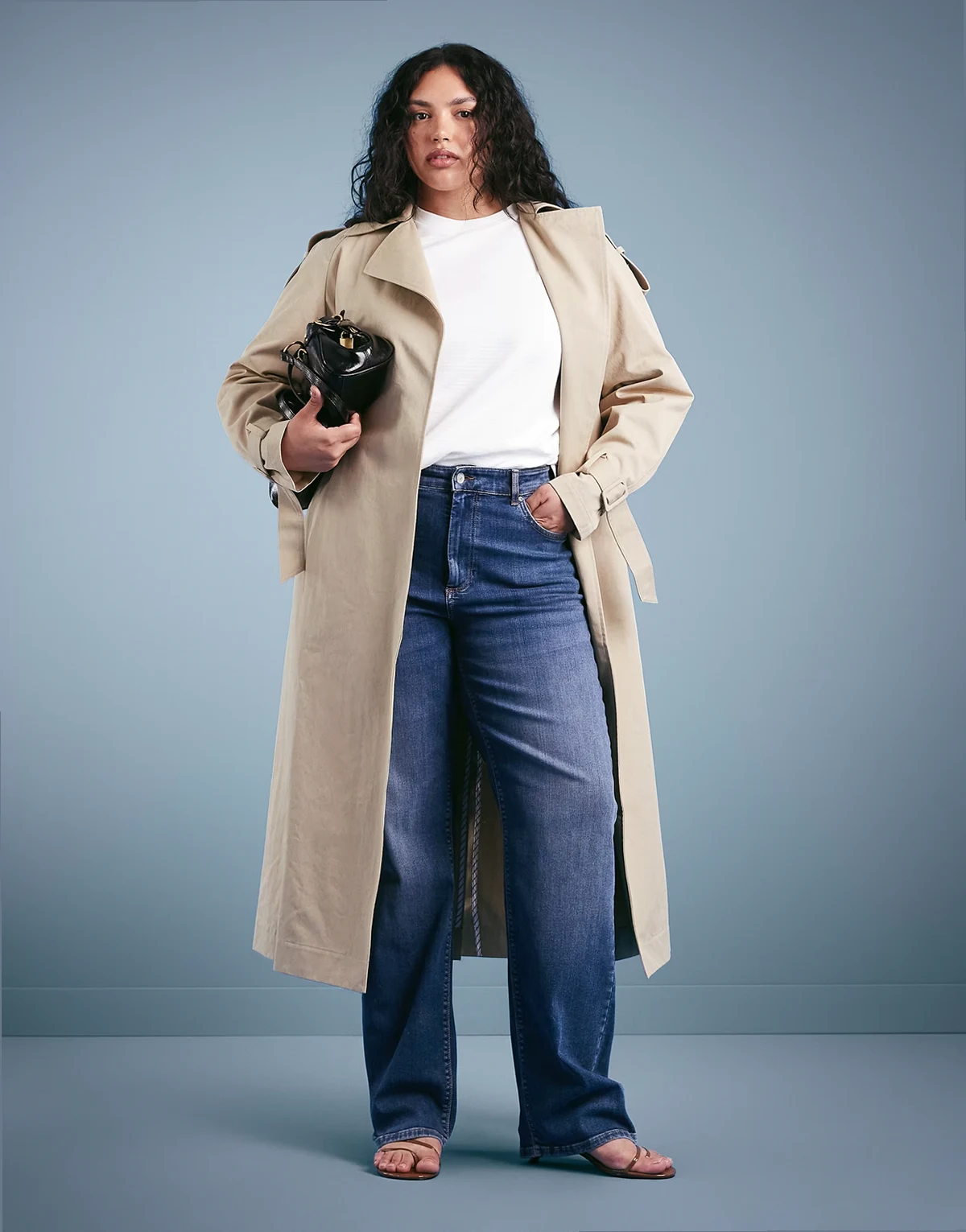 – Ciemnoniebieskie jeansy z prostymi nogawkami